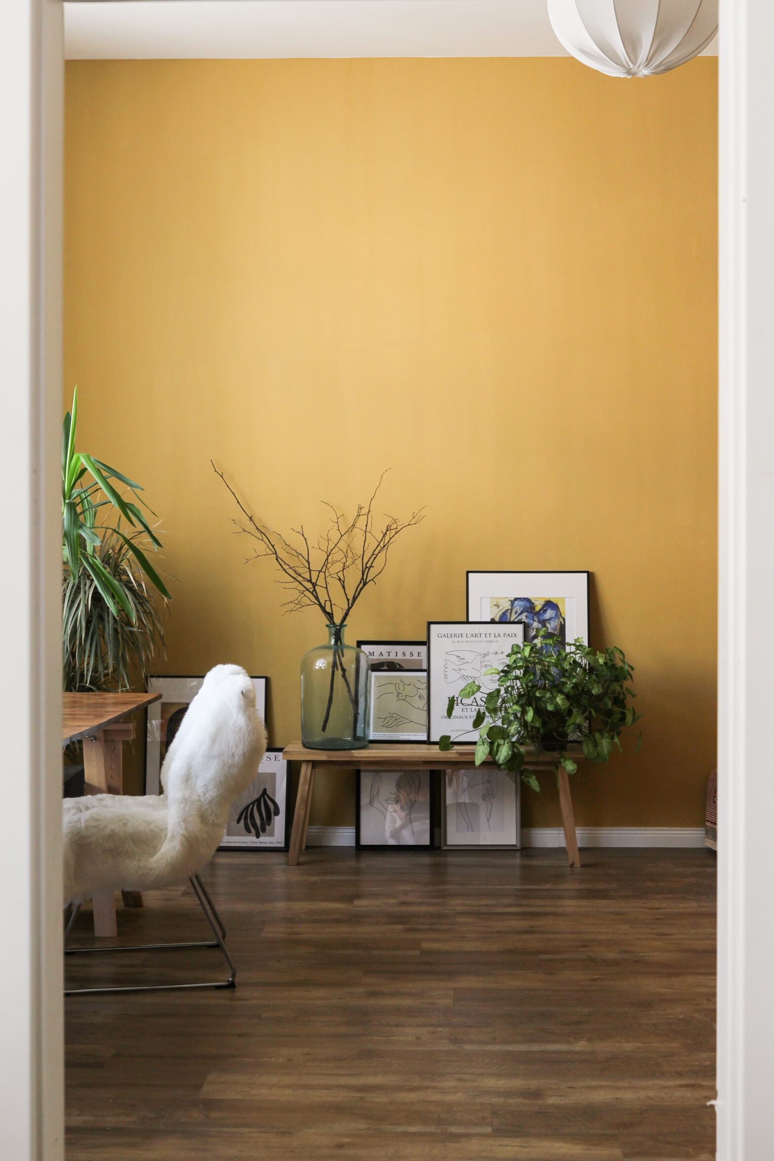 Bilden visar ett modernt inrett rum. Med möbler från Stolab kan du inreda på ett stilsäkert sätt.